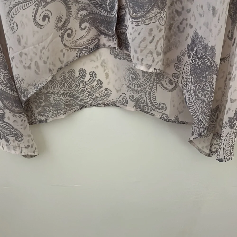 Chico’s Sheer Cream and Gray Paisley Blouse Size 2 - Picture 4 of 6